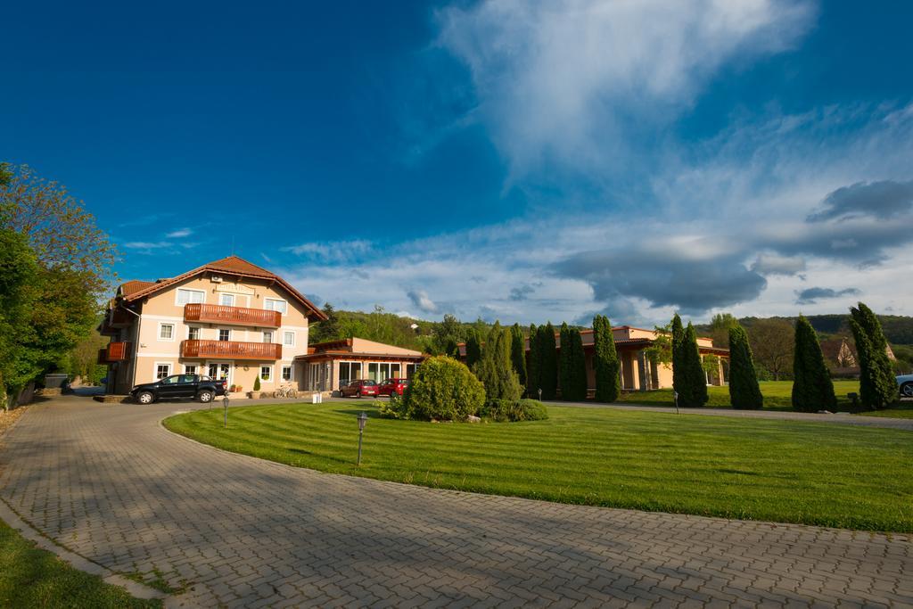 וישגרד Hotel Honti Wellness Es Konferencia Szalloda מראה חיצוני תמונה