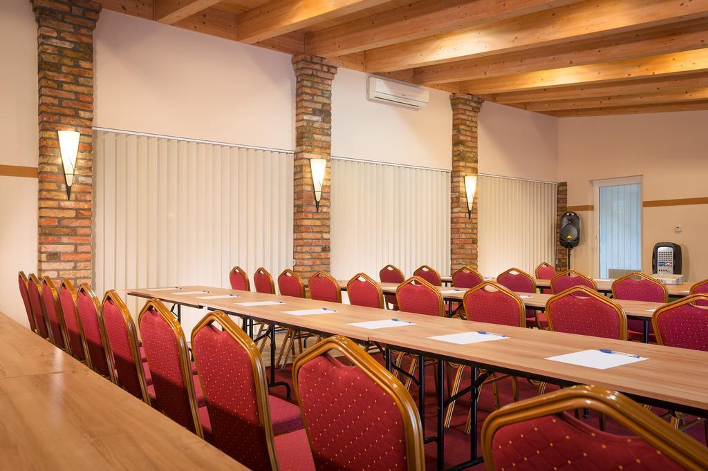 וישגרד Hotel Honti Wellness Es Konferencia Szalloda מראה חיצוני תמונה