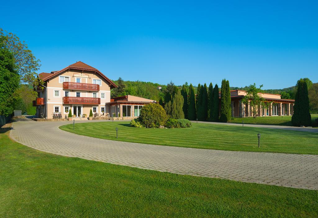 וישגרד Hotel Honti Wellness Es Konferencia Szalloda מראה חיצוני תמונה